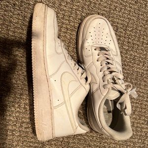 Nike Men Air Force 1. White on White